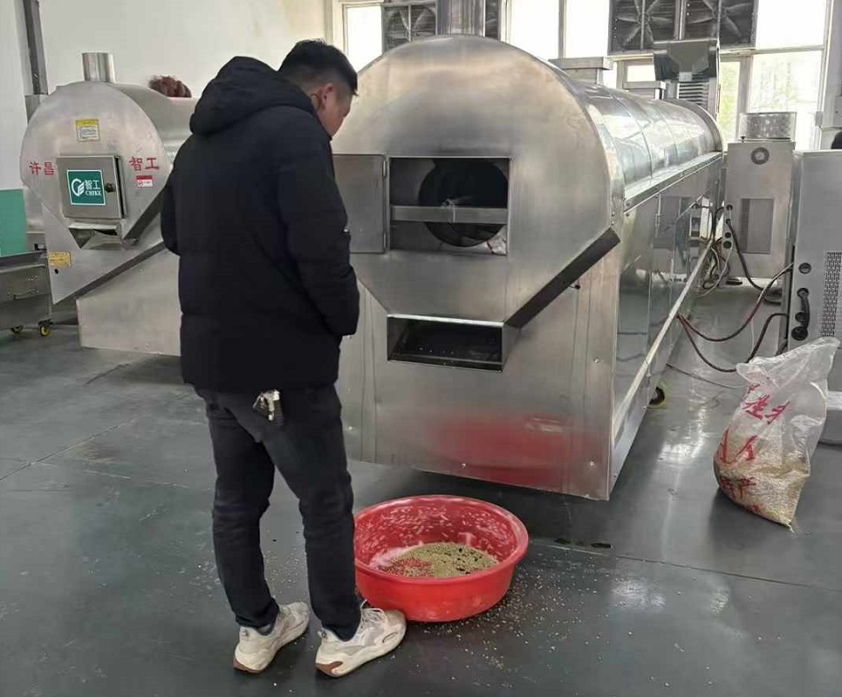 客戶來廠試機流水線電磁炒貨設備烘干小米花